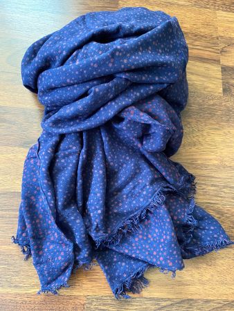 Dunkelblau/violettes Tuch mit pinken Punkten