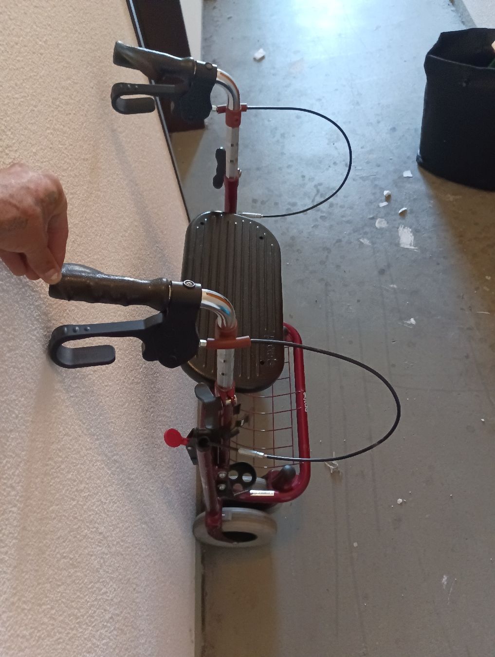 Ausili per la deambulazione: Crimson Rollator Walker with Seat & Basket - Great Condition – Usato da Dietikon venduto da isa_pz9m 2