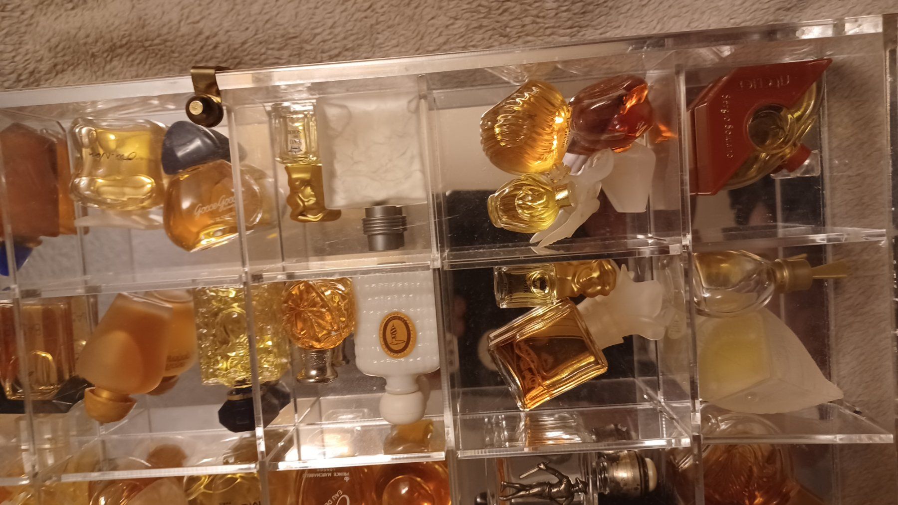 Profumi & Eau de Toilette: Parfum Miniaturen Sammlung im Acryl Display gebraucht – Usato da Winznau venduto da FlorianV 6
