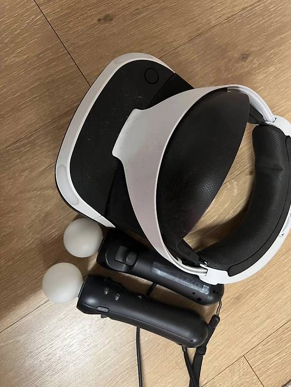 Casco VR: Playstation VR Brille mit Controllern – Usato da Bern venduto da zei_5f6m