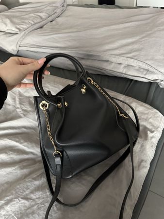 Schwarze Handtasche mit Golddetails - Guter Zustand!