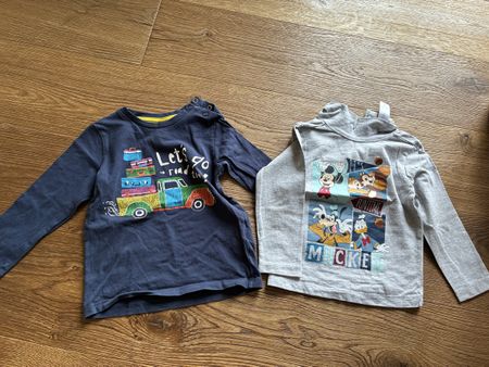 2 Langarmshirts in Größe 86