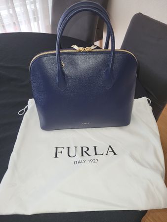 Sac Furla bleu marine cuir grainé porté main ou bandoulière