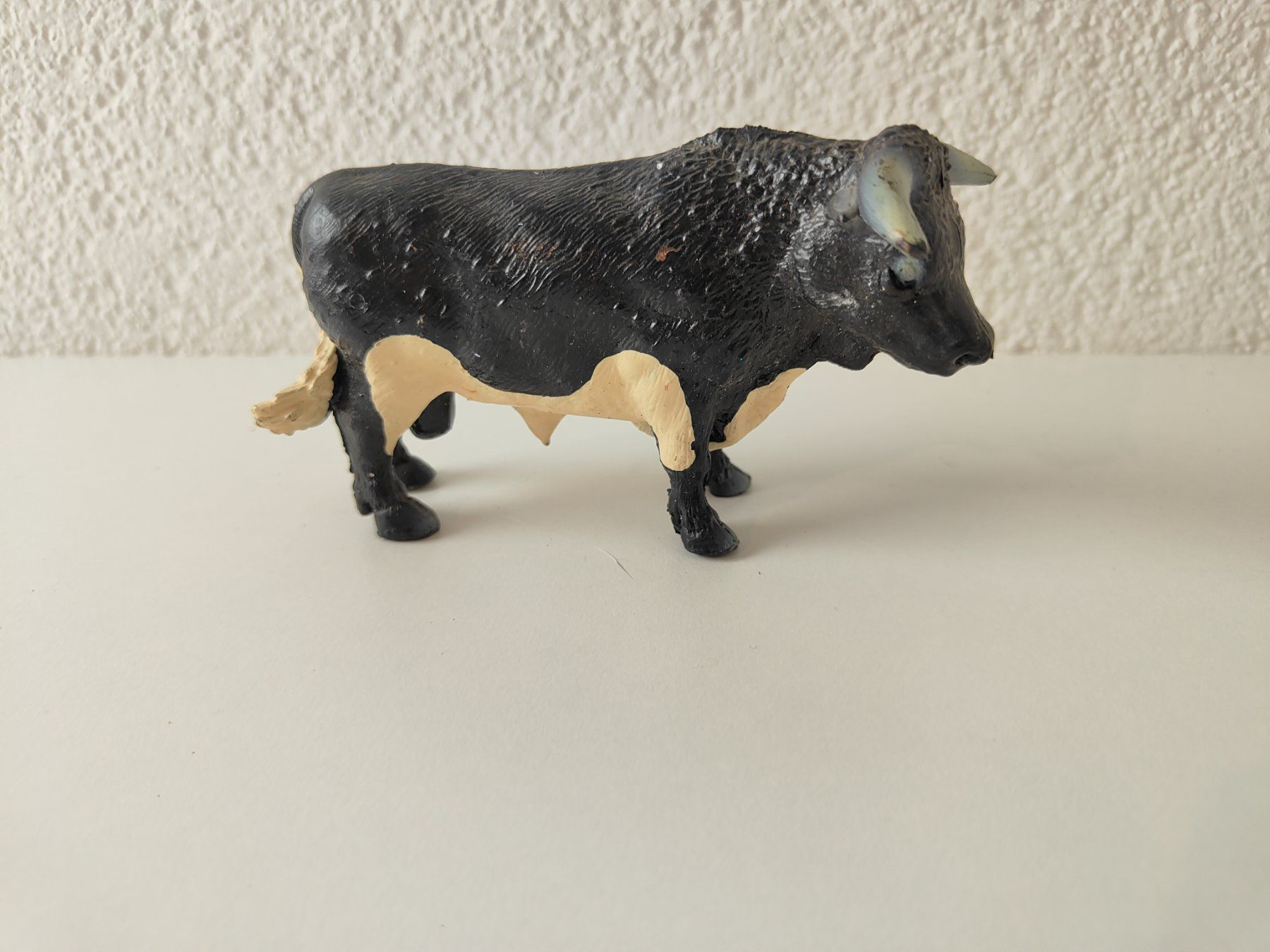 Schleich Figuren: Schleich Schwarzer Stier Bauernhof Kuh Kühe – Gebraucht aus Thalwil von FigurenFreunde 2