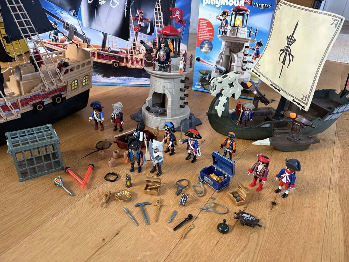 Playmobil Giocattoli: PLAYMOBIL Set: Piratenschiffe mit Leuchtturm – Usato da Steinmaur venduto da kbraun01 1