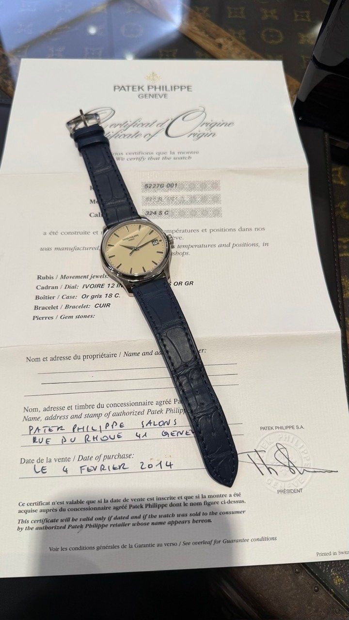 Patek Philippe Montres: Patek Philippe Calatrava 5227G-001 – D'occasion à Randogne par 2G1909