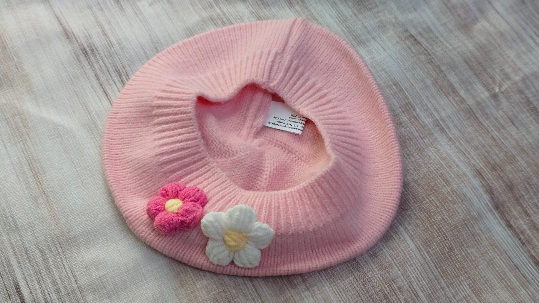 Altro abbigliamento per bambino: 👣 Süsses Strick-Barett mit Häkel-Blumen – Nuovo (secondo la descrizione) da Thalwil venduto da VitaMini 1