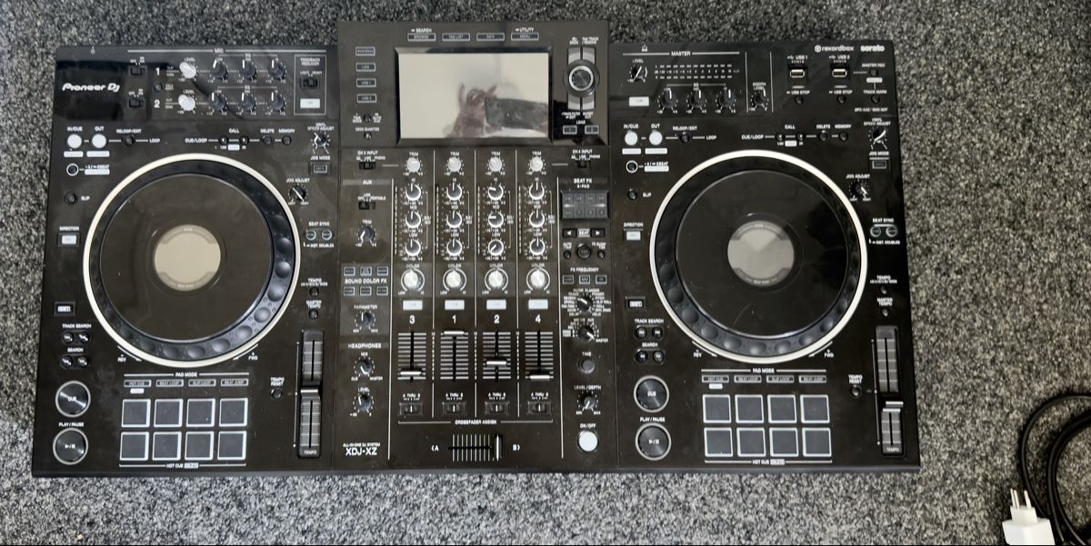 Pioneer Console di mixaggio: DJ System Pioneer XDJ-XZ schwarz – Usato da Widnau venduto da kustercarmen 3