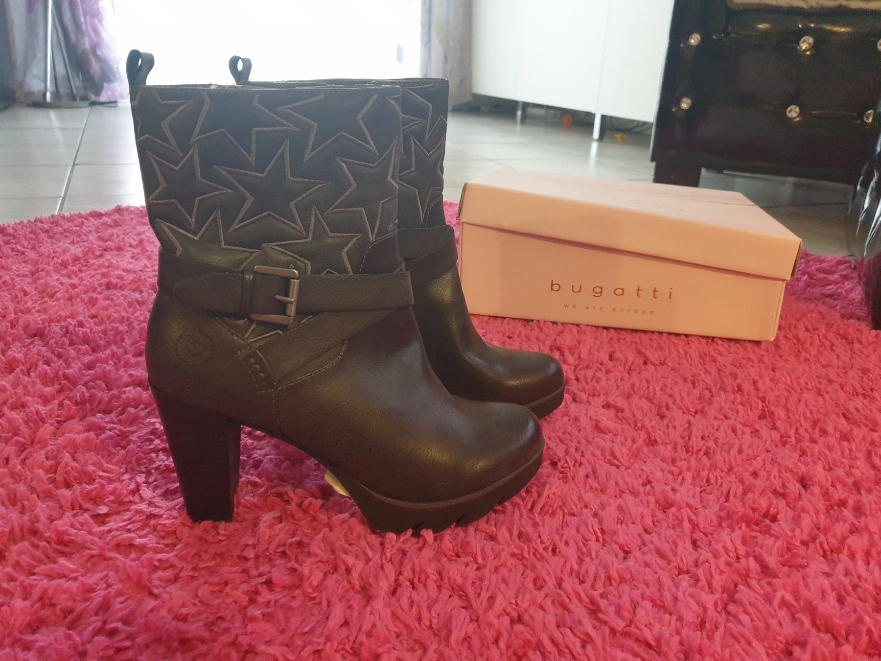 Bugatti Scarpe da donna: Bugatti Schuhe 39. Original Verpackt – Nuovo (secondo la descrizione) da Kriessern venduto da Bugggyyy 1
