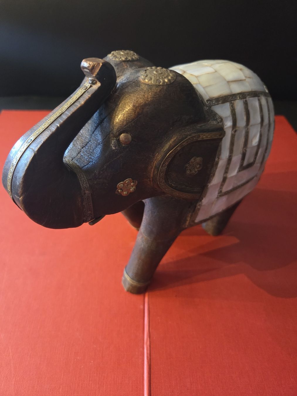 Statuette: Éléphant décoratif en bois et nacre – Usato da Penthalaz venduto da cel_zv7p 4