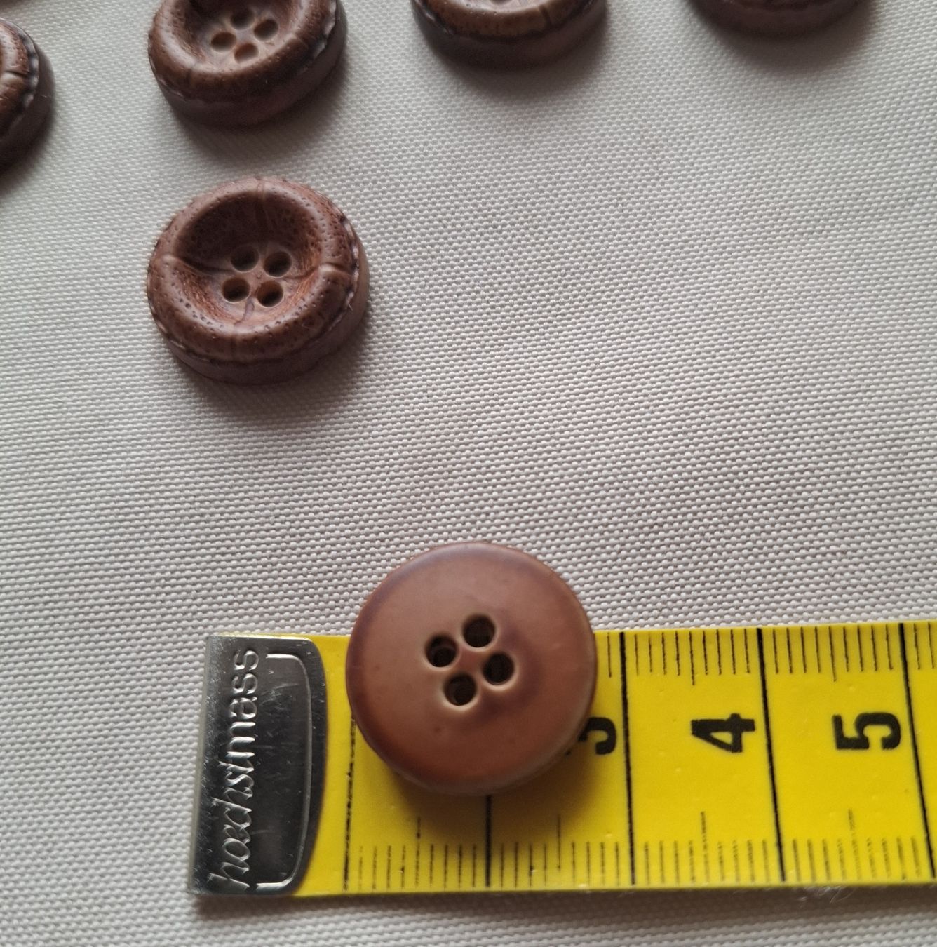 Bottoni: 14 Knöpfe, 18 mm. Lederbraun – Usato da Dietikon venduto da Hirschkopf 3