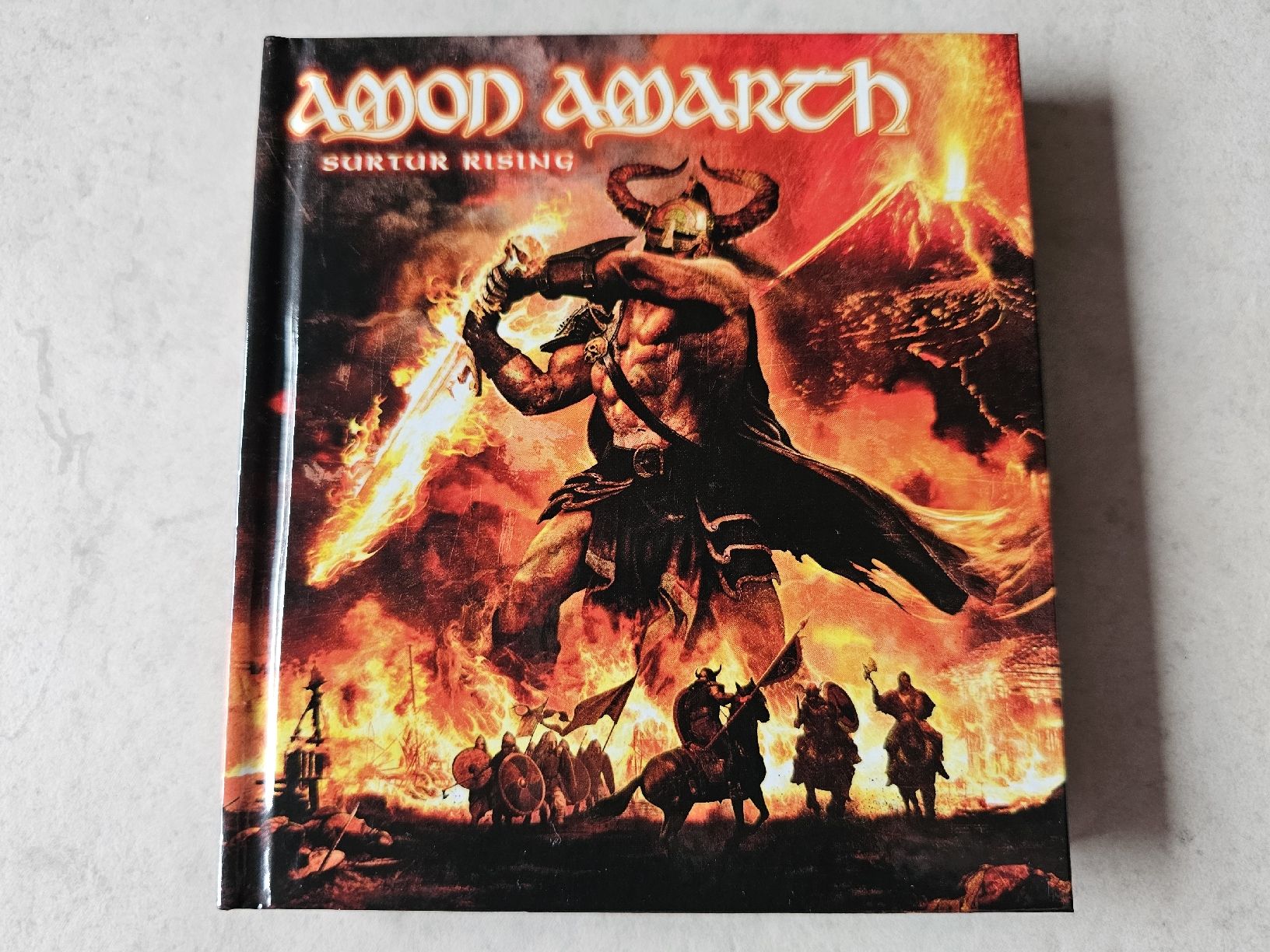 CD: Amon Amarth  -  Surtur Rising  /  CD + DVD Digibook – Usato da Schneisingen venduto da backstore24