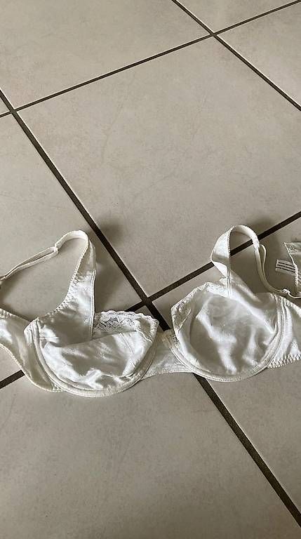 Altra biancheria intima: Weisser BH mit Spitze Grösse 90C – Usato da Gunzwil venduto da Mercurina82
