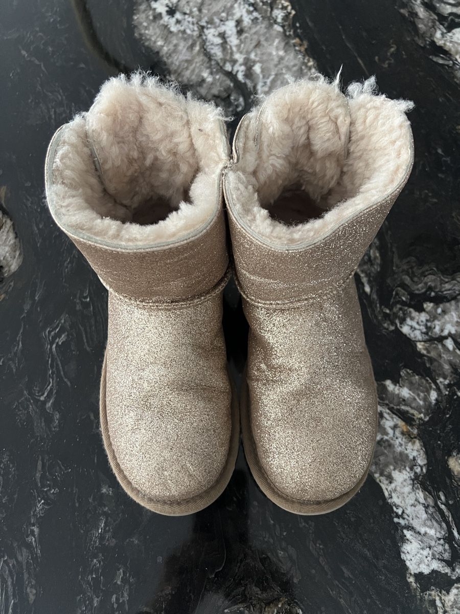 Ugg Scarpe per ragazze: UGG Schuhe Grösse 36 – Usato da Hettenschwil venduto da Lilifee12
