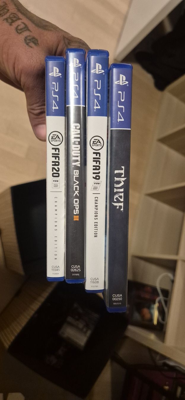 Sony Console: PS4 mit Kontroller und Spiele – Usato da Uttwil venduto da Nero8580 2