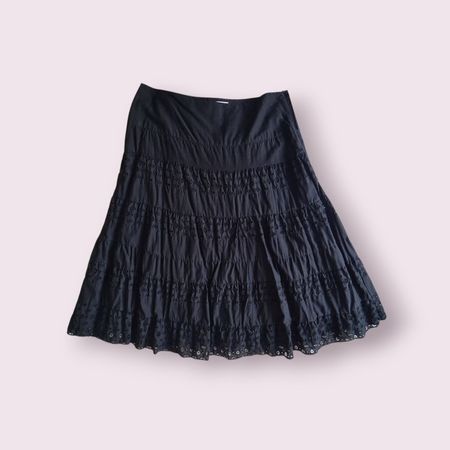Jupe longue noire ajourée. Taille 40