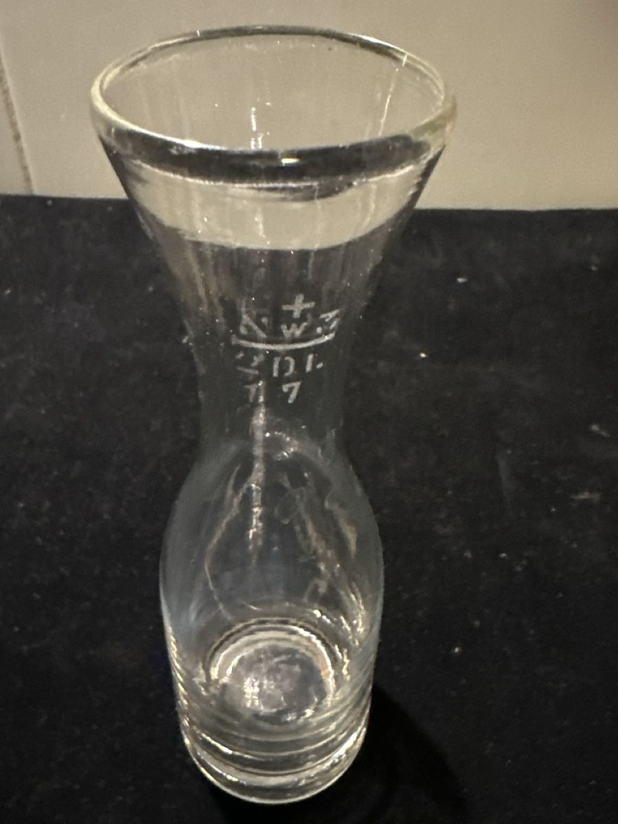 Glasi Hergiswil Karaffen: Vintage Glaskaraffe mit Eichstrich 2dl 1917 – Gebraucht aus Zürich von Chaeffeler
