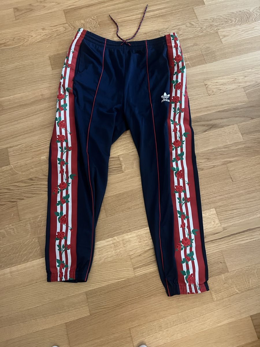 Adidas Completi & Tailleur: Adidas Trainingsanzug Blumenmuster dunkelblau – Usato da Zürich venduto da R1908 2