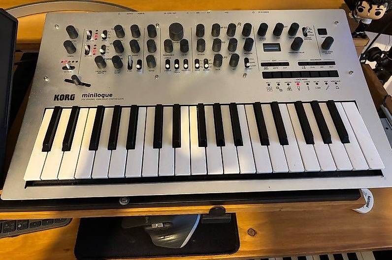 Strumenti musicali: Synthétiseur Korg minilogue analogique – Usato da Carouge GE venduto da plone