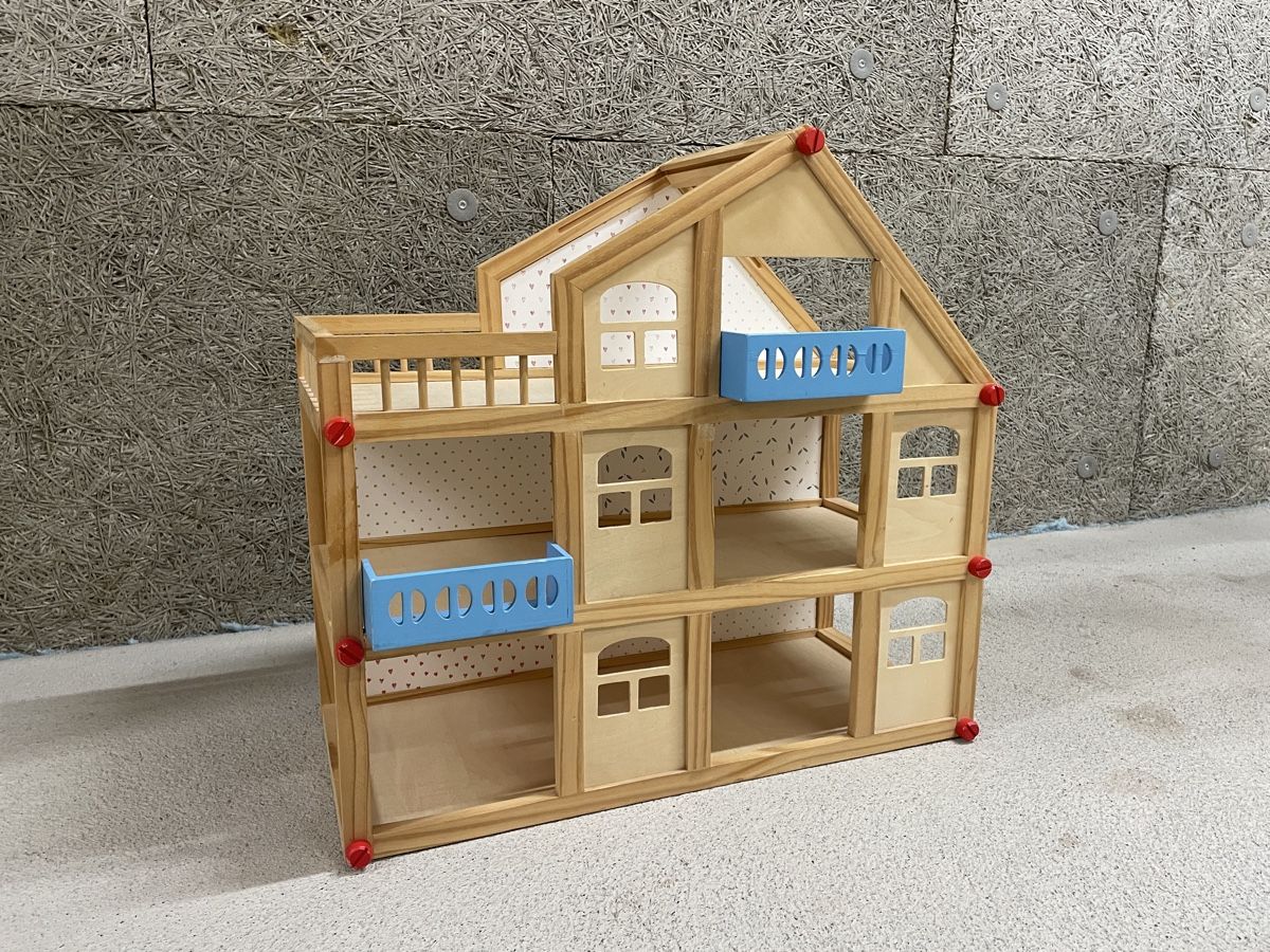 Puppenhäuser & -möbel: Puppenhaus aus Holz – Gebraucht aus Basel von val_g8th 5