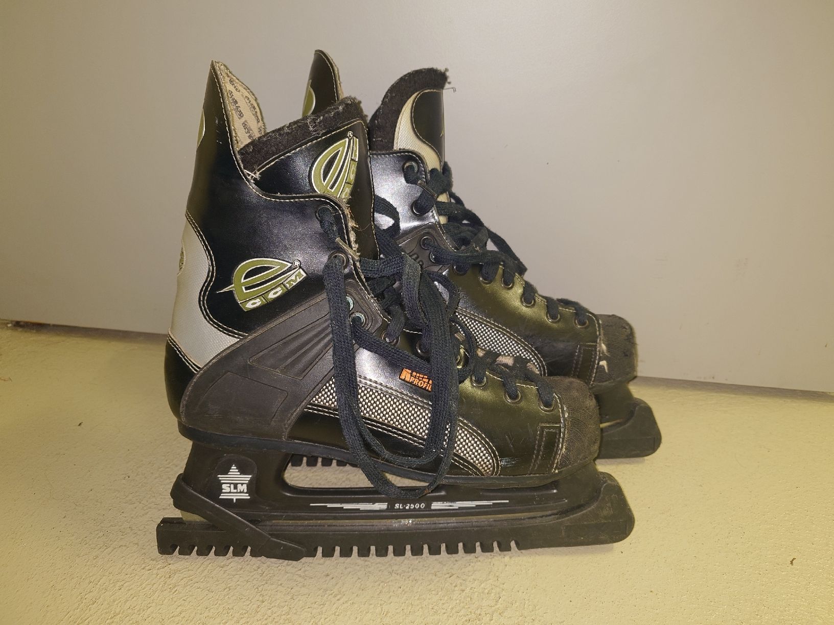 Ccm Pattini da ghiaccio: Eishockey Schlittschuhe CCM Grösse 44.5 – Usato da Wetzikon ZH venduto da Dna77