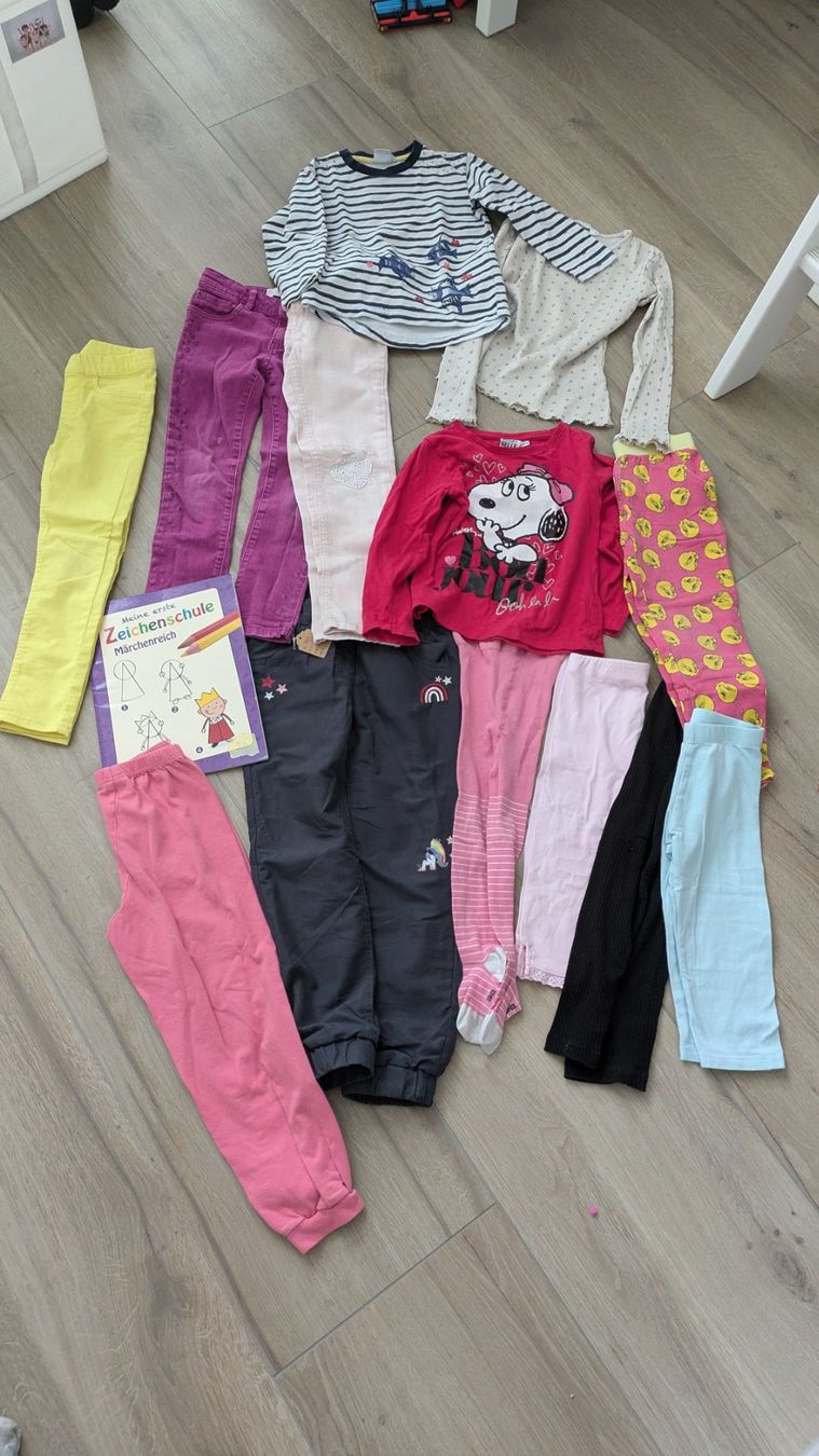 Lotti & Set di vestiti: Mädchen Kleiderpaket - 110/116 inkl. Zeichenschule – Usato da Staufen venduto da Fleby84