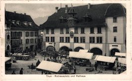 Thun - Rathausplatz und Rathaus. Marktstände