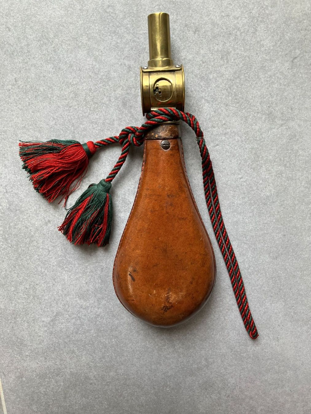 Tous les outils: Poire à poudre militaire ancienne – D'occasion à Cortaillod par car_f6v6