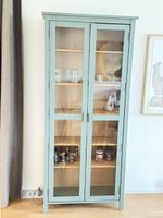 Vitrine / Glasschrank in Salbeigrün mit Holzböden