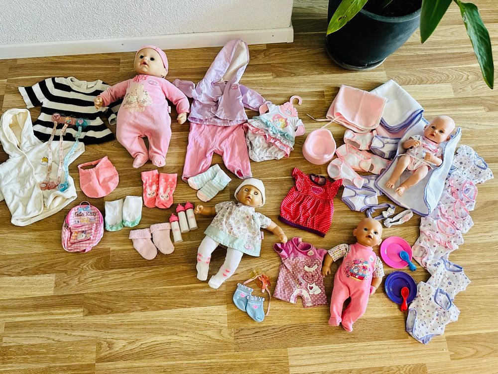  Paket mit 4 Puppen und viel Zubehör (Gebraucht) in Wallisellen für CHF Bildidee 