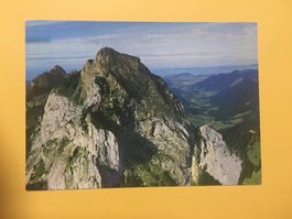 Grosser Mythen mit Alpthal Schwyz Flugaufnahme