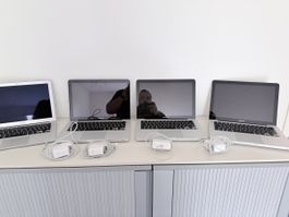 4 Apple MacBooks inkl. Netzteile