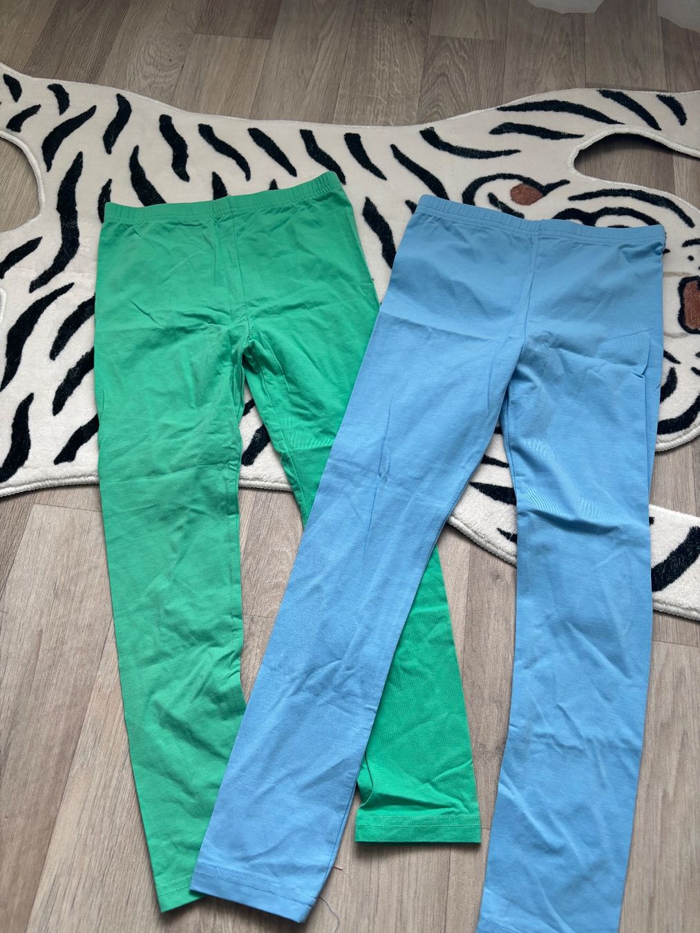 Calze & Collant: 2 farbige Leggings, ideales, Grösse 150 – Usato da Basel venduto da ana_2yvd
