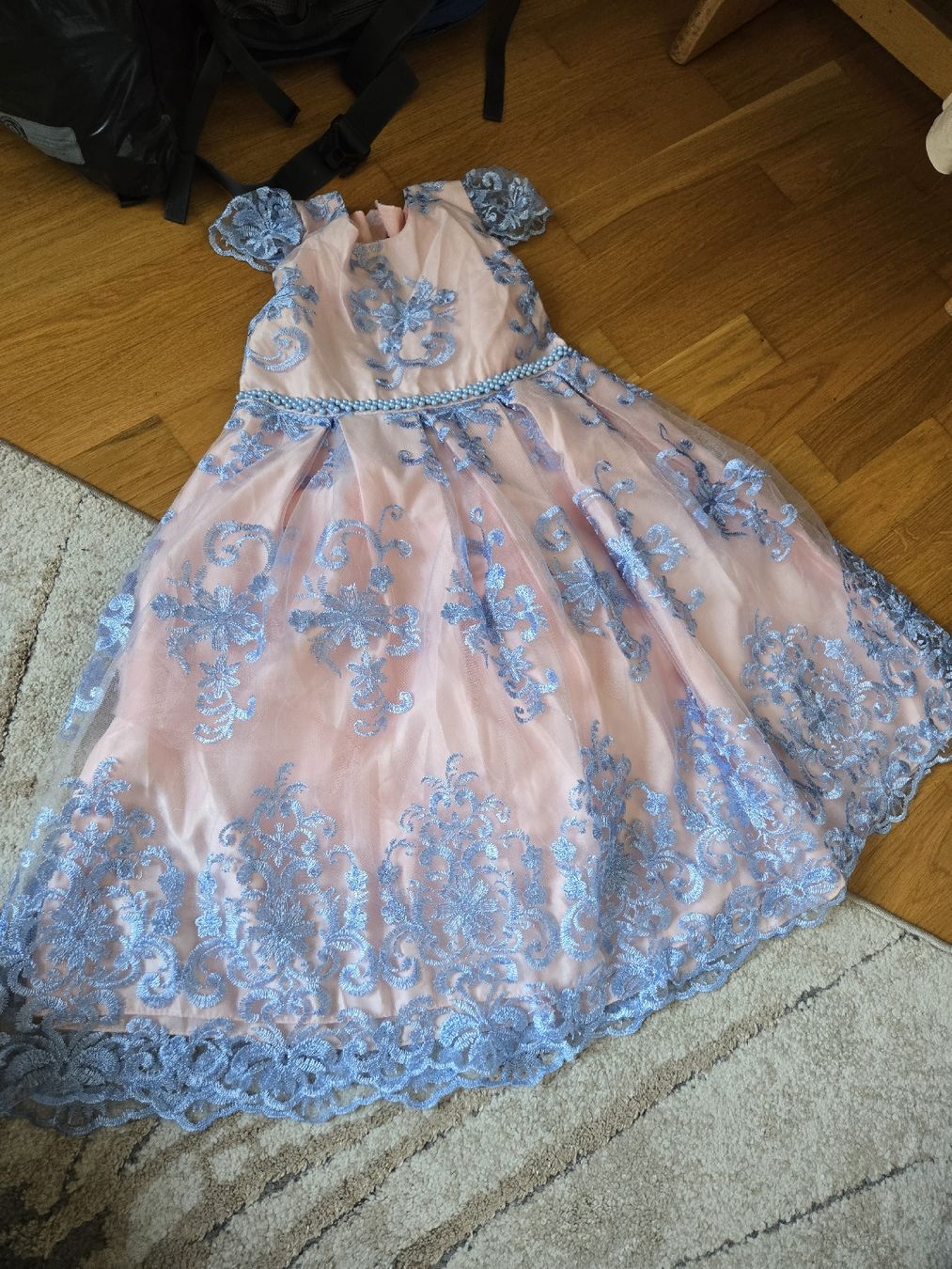 Costumes: Festkleid rosa/hellblau Spitze bestickt – D'occasion à Luzern par par_bf9c 1