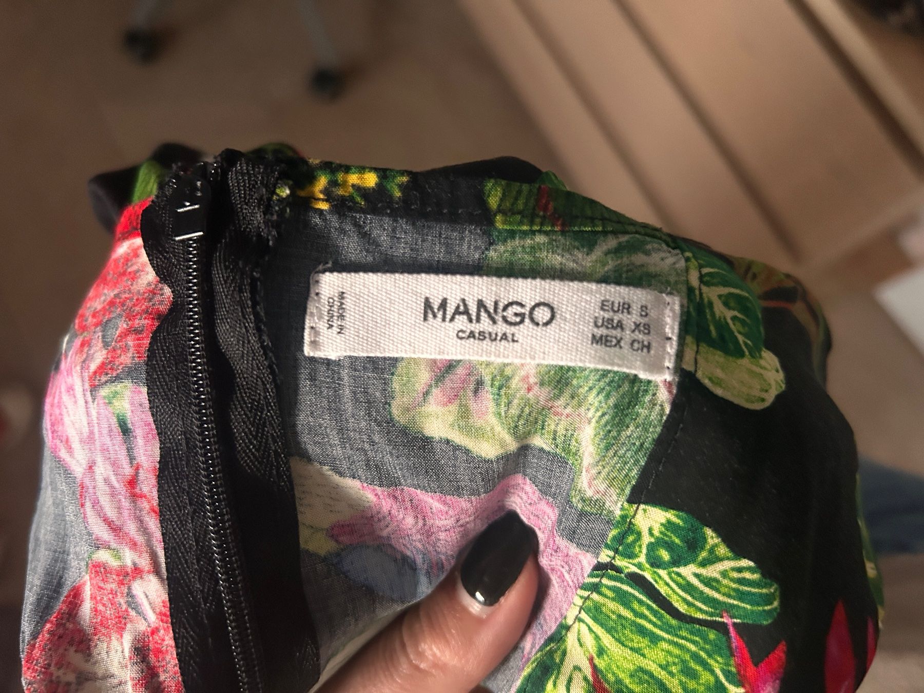 Mango Tute: MANGO - Sommerlicher Jumpsuit mit Tropical Print – Usato da Bönigen venduto da zis_bnd7 3