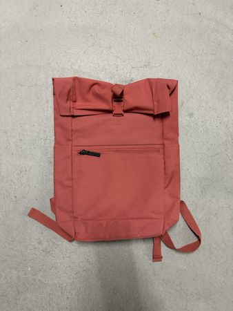 Praktischer, robuster Rucksack in schönem Rotton, neuwertig