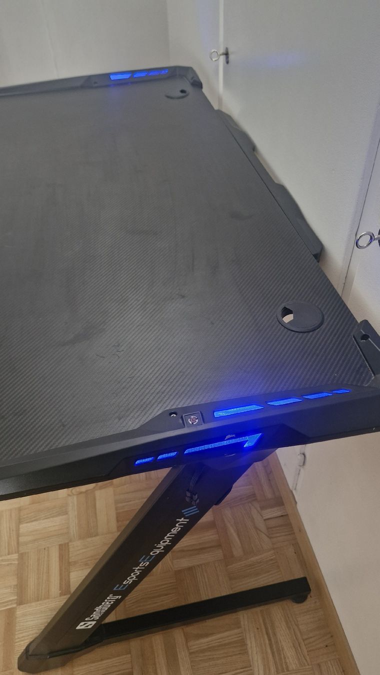 Schreibtische: Gaming Tisch schwarz mit LED Beleuchtung – Gebraucht aus Heerbrugg von bry_cb2f 8