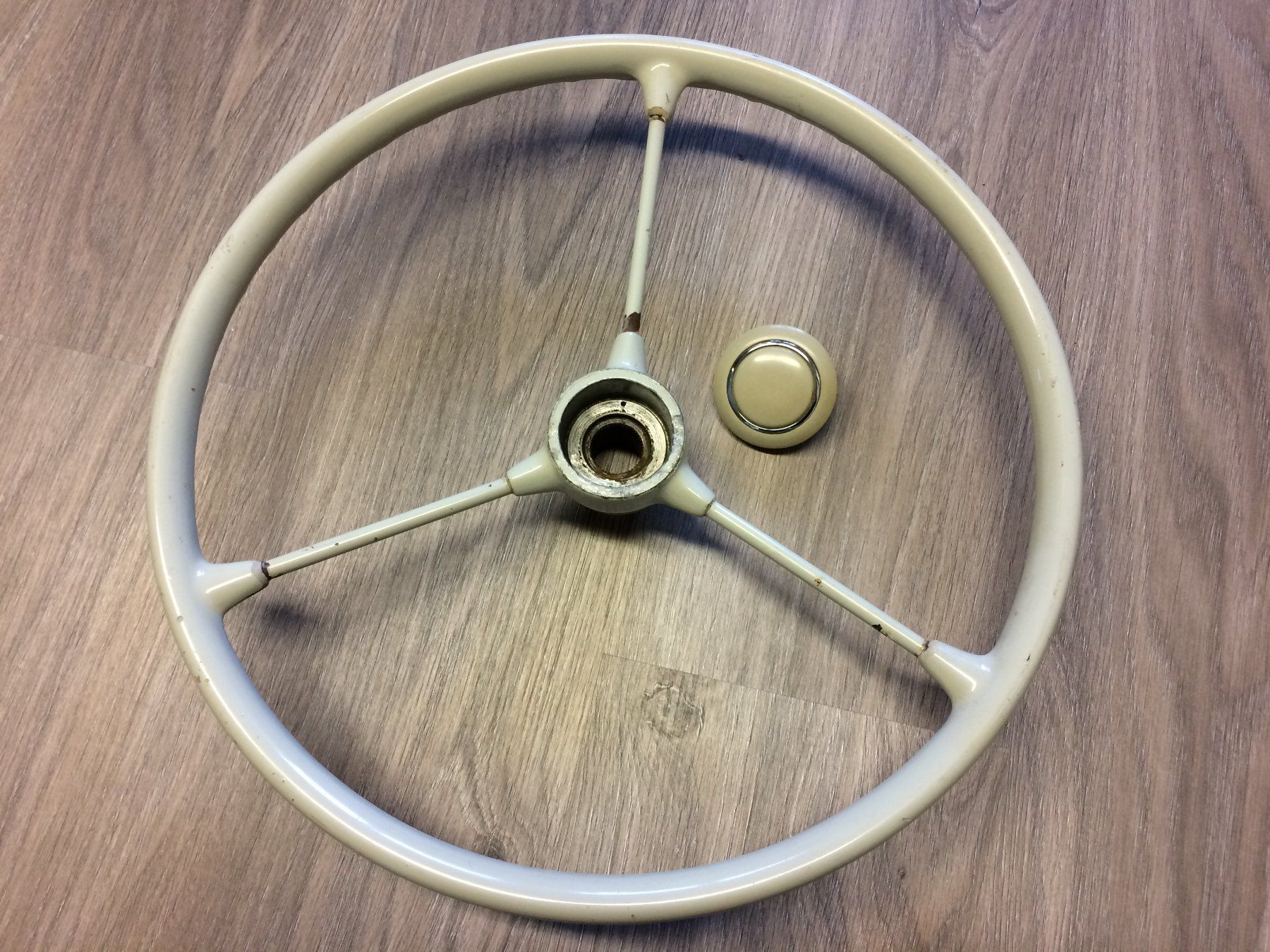 VW Tutti pezzi di ricambio auto: VW Käfer Standard Lenkrad inkl. Hupenknopf – Usato da Escholzmatt venduto da aircooledparts 2