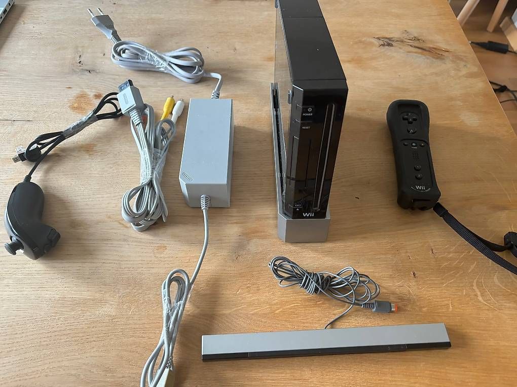 Nintendo Console: Console Nintendo Wii U Argento Usata con Accessori – Usato da Niederglatt ZH venduto da vbi_5cpq 1