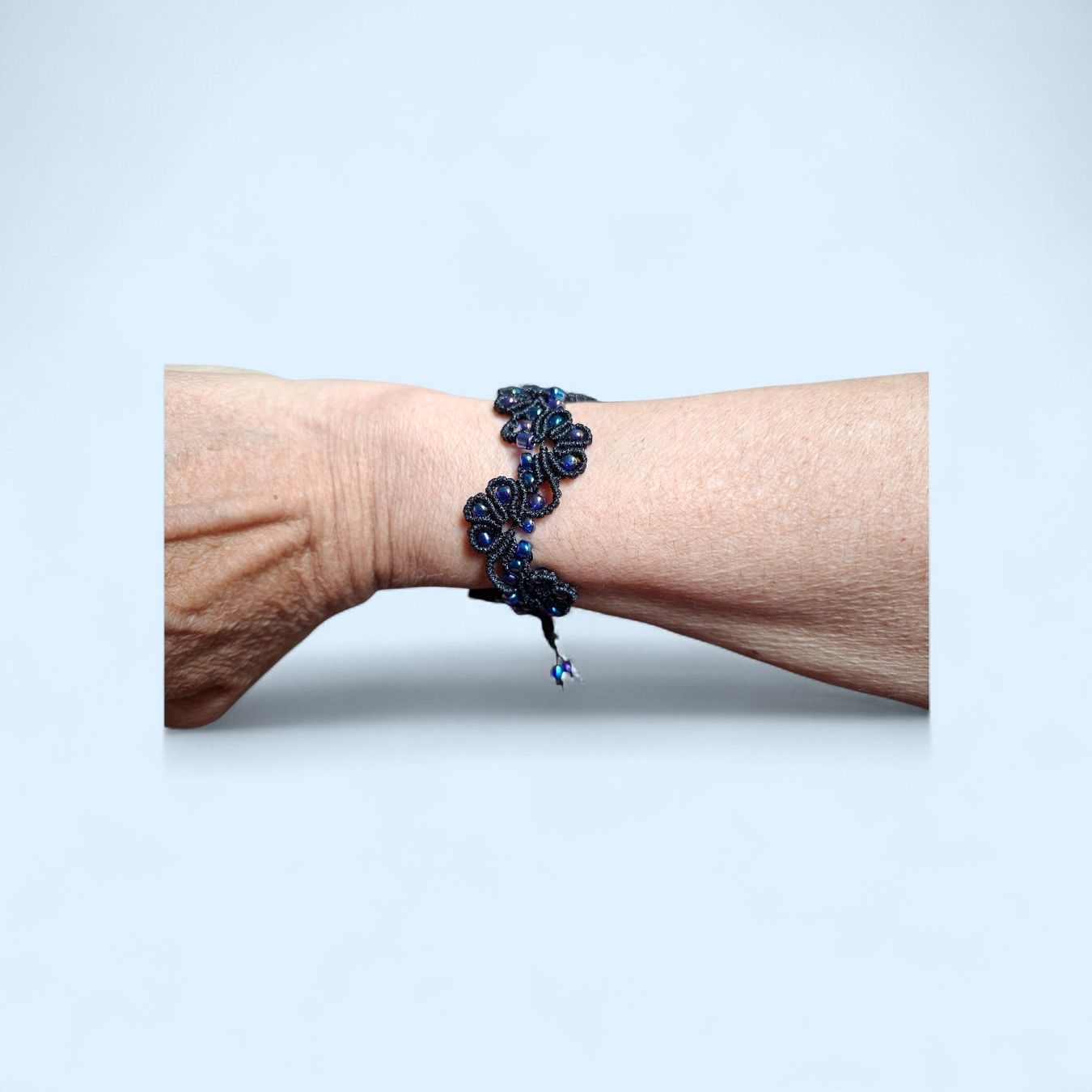 Bracciali & Braccialetti: Handgemachtes  Armband mit blau irisierenden Glasperlen – Nuovo (secondo la descrizione) da Luzern venduto da Bbig 1