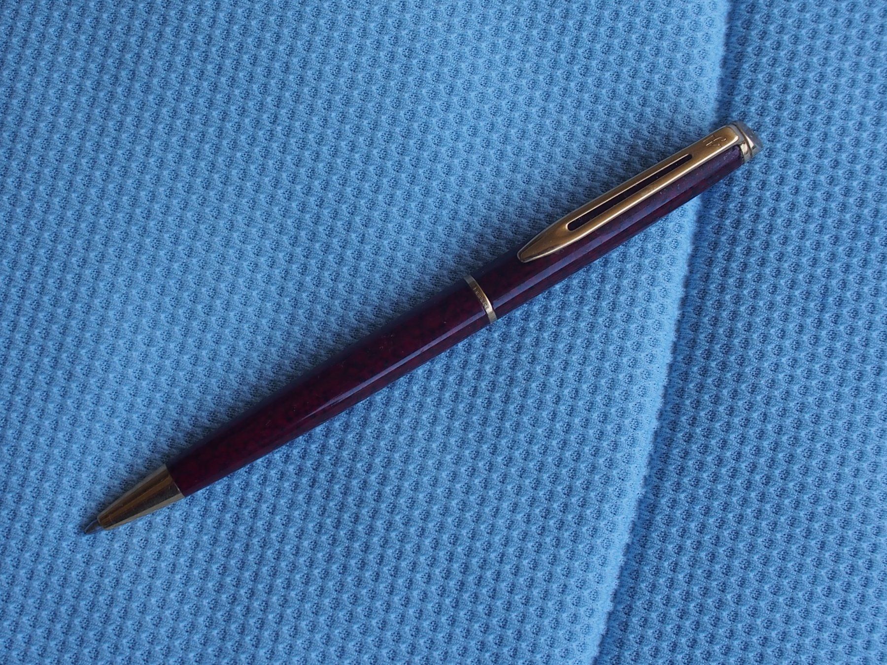 Penna & Evidenziatori: WATERMAN  stylo bille en laque bordeaux – Usato da Meyrin venduto da SRemka
