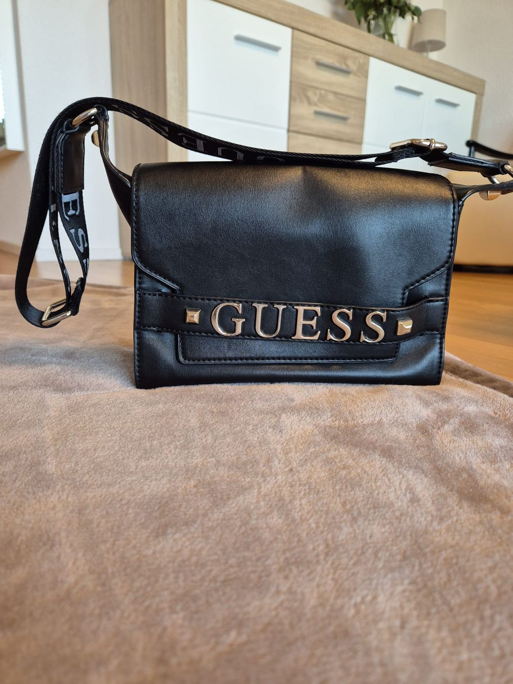 Guess Borse da donna: Schwarze Guess Handtasche – Usato da Brugg AG venduto da F_v_m