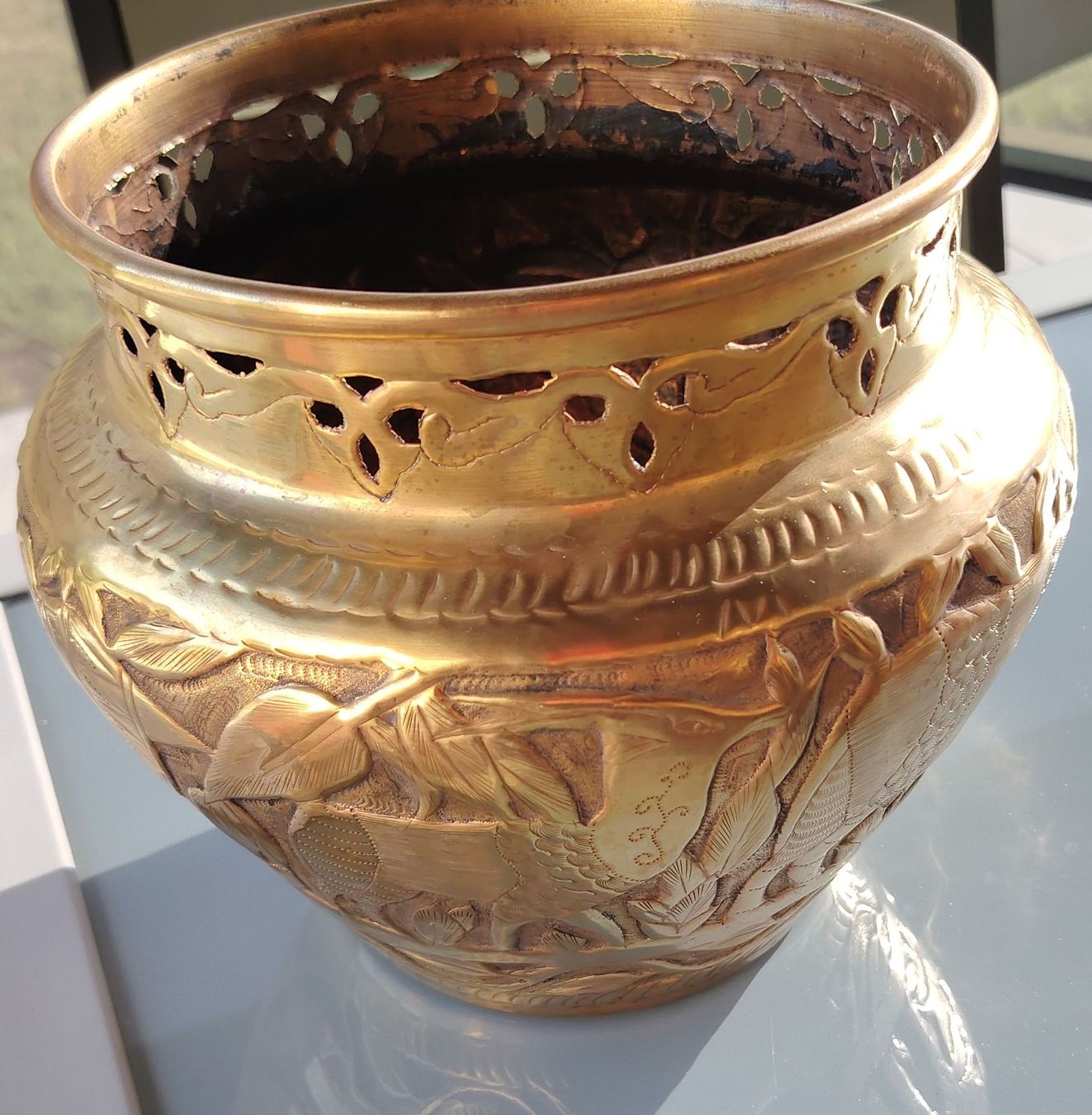 Vasi per fiori: Cache-pot vintage laiton gravé ciselé décor oiseaux fleurs  – Usato da Le Locle venduto da Oldthingslover
