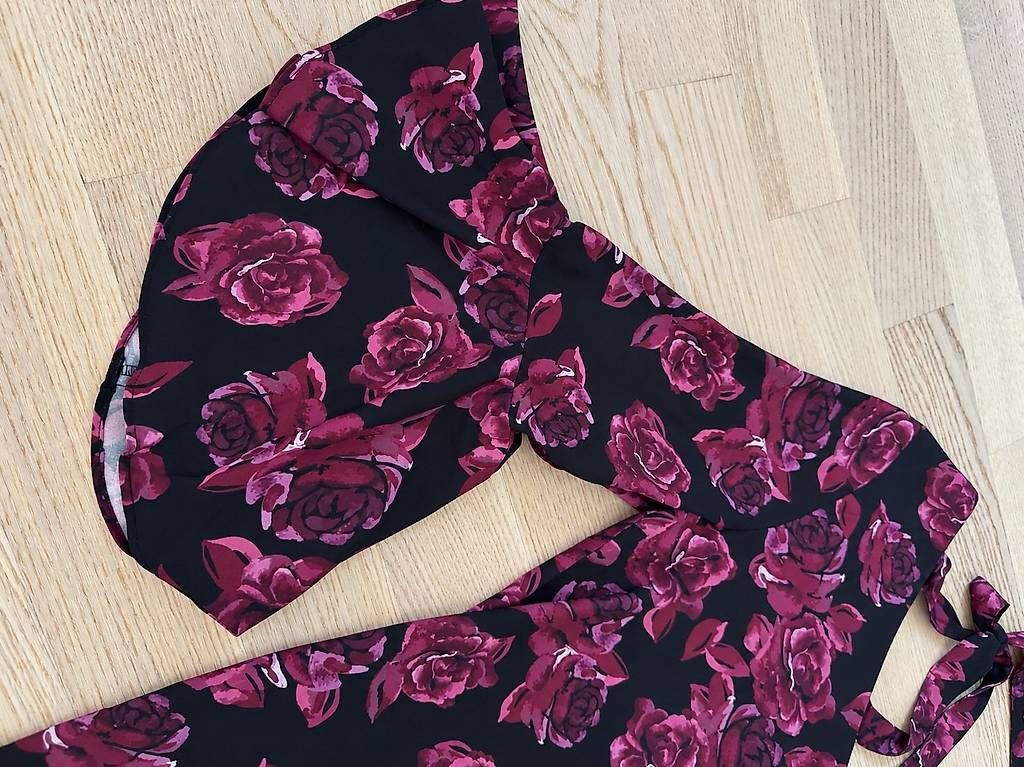 Camicette: Bluse - Gr. 36 - Schwarz mit Rosenmuster – Usato da Effretikon venduto da alicebrunner 2