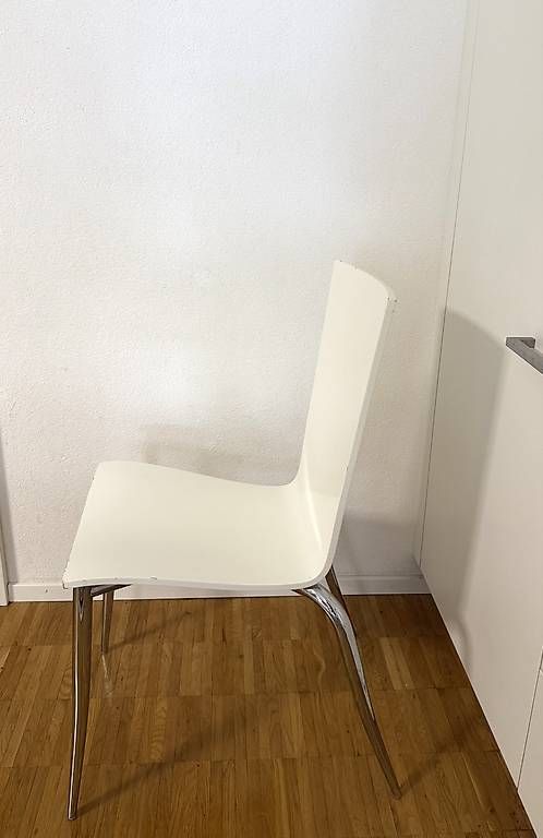 Chaises: 6 weisse Esszimmerstühle mit Chrombeinen  Set – D'occasion à Zürich par ela91821 1