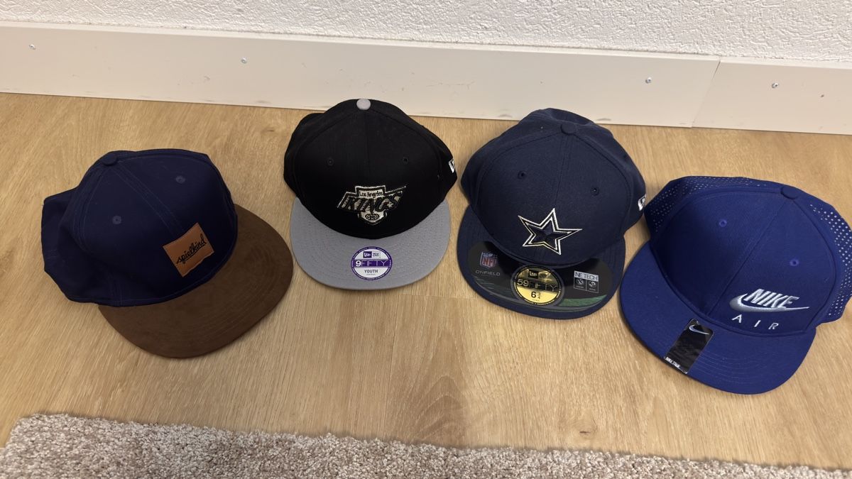 Altro abbigliamento per bambino: 4 praktisch ungebrauchte Jugend Caps – Usato da Oberentfelden venduto da Principessa75