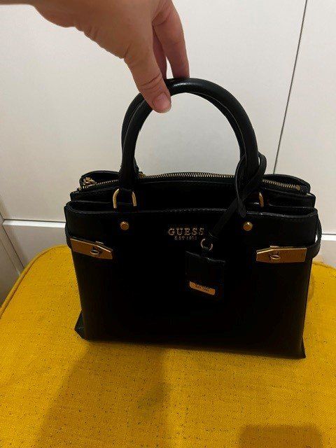 Guess Borse da donna: Guess Henkeltasche in Schwarz – Usato da Hagendorn venduto da Deborah.G 1