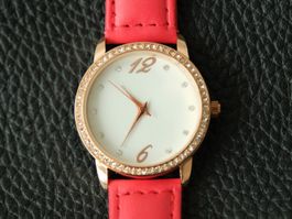 Elegante und klassische Quarz-Armbanduhr, läuft schön, 34mm
