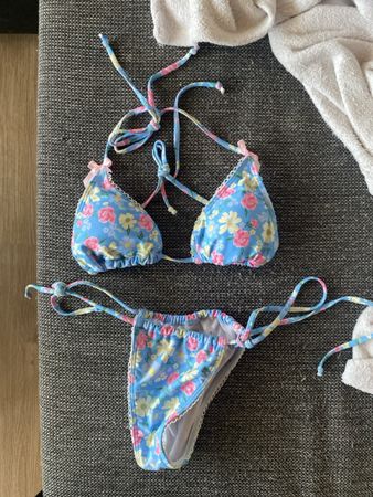 Blauer Bikini mit Blumenmuster, Grösse S, ungetragen