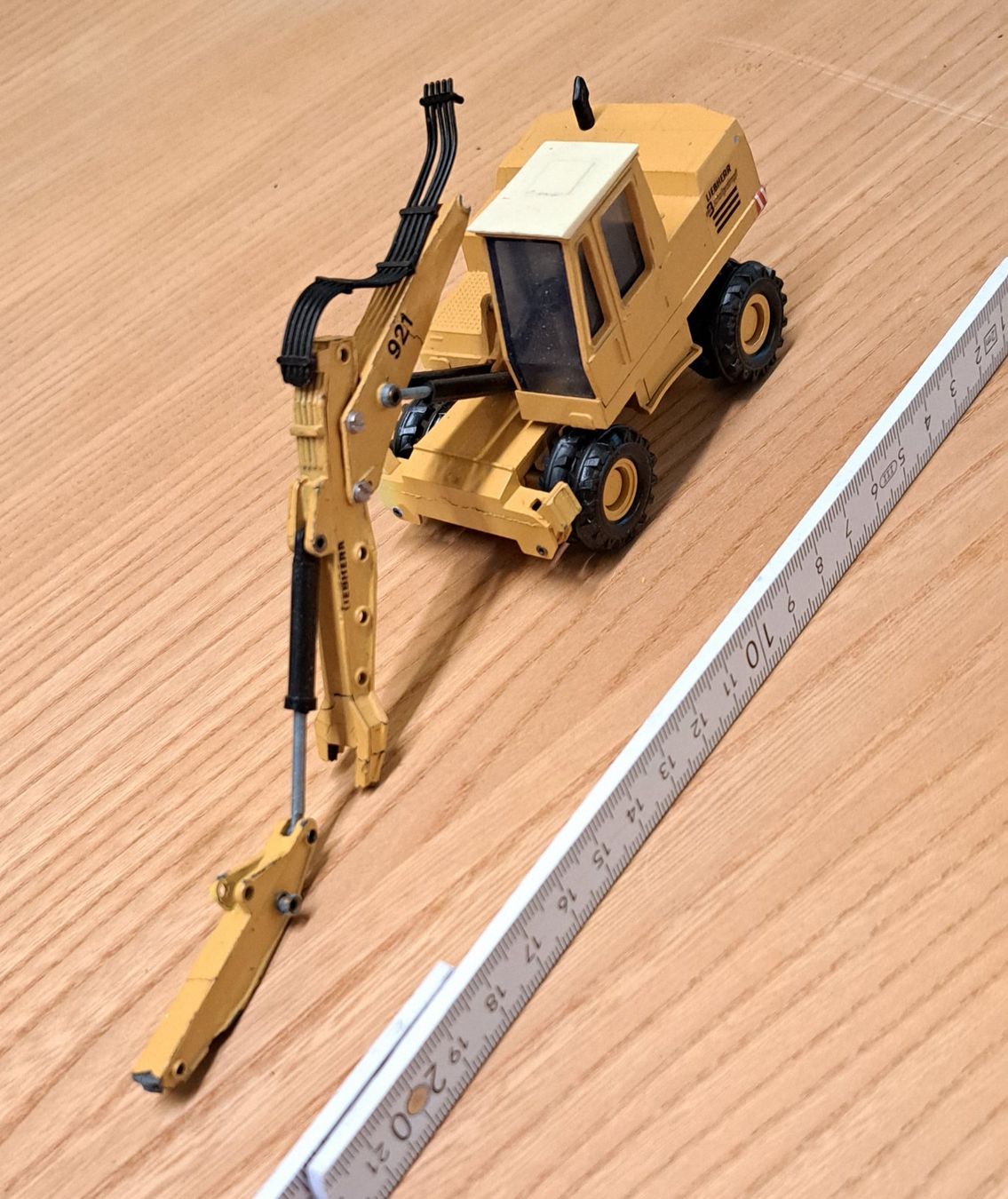Jouets: Liebherr Bagger Bau Bagger  Modell 921 / Defekt – Défectueux à Dietlikon par kosta.katoglou 1